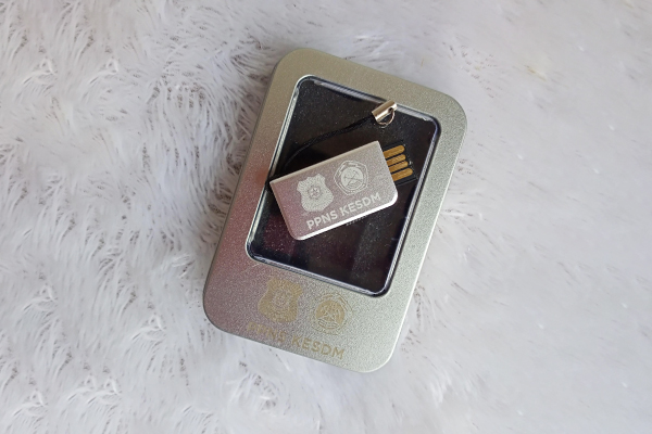 Read more about the article Industri yang Harus Menggunakan Flashdisk Sebagai Souvenir