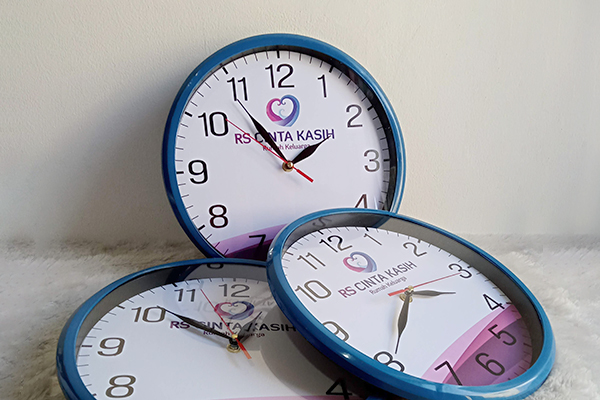 Read more about the article Inspirasi Souvenir Jam Dinding RS Cinta Kasih