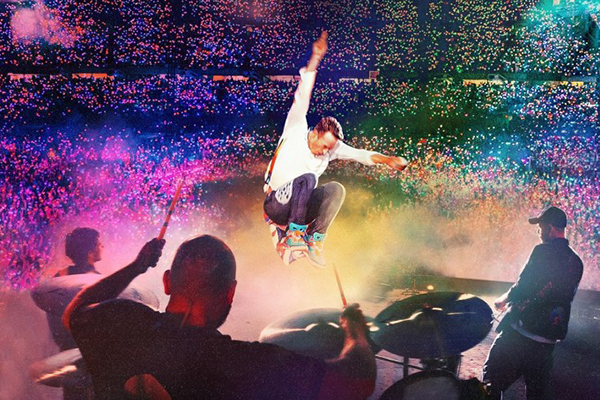 Read more about the article Ide Busana Nyaman dan Keren untuk Menonton Konser Coldplay