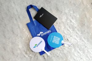 menggunakan barang promosi