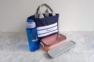 membersihkan kotak makan siang