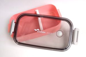 membersihkan kotak makan siang