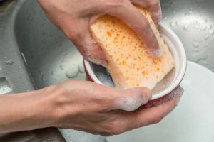 membersihkan kotak makan siang