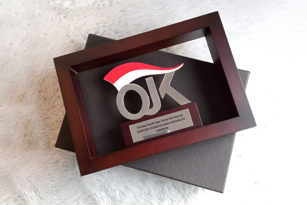 Read more about the article Custom Plakat Eksklusif untuk Perusahaan : Tingkatkan Citra Brand Lewat Detail yang Berkelas