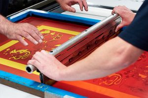 mencetak desain t-shirt