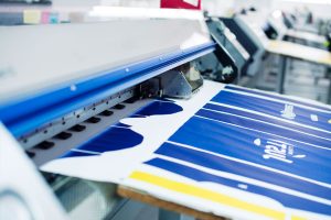 mencetak desain t-shirt