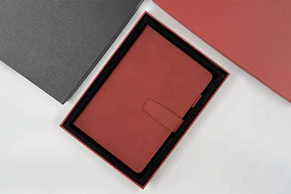 Read more about the article Gak Perlu Mahal! Souvenir Buku Catatan untuk Hadiah Promosi Akhir Tahun yang Berkesan