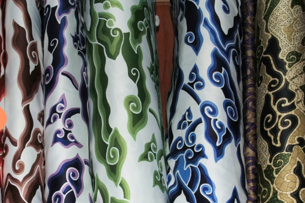 Read more about the article Bukan Sekadar Kain : Batik Cirebon Jadi Inspirasi Souvenir Promosi di Hari Batik Nasional 2025